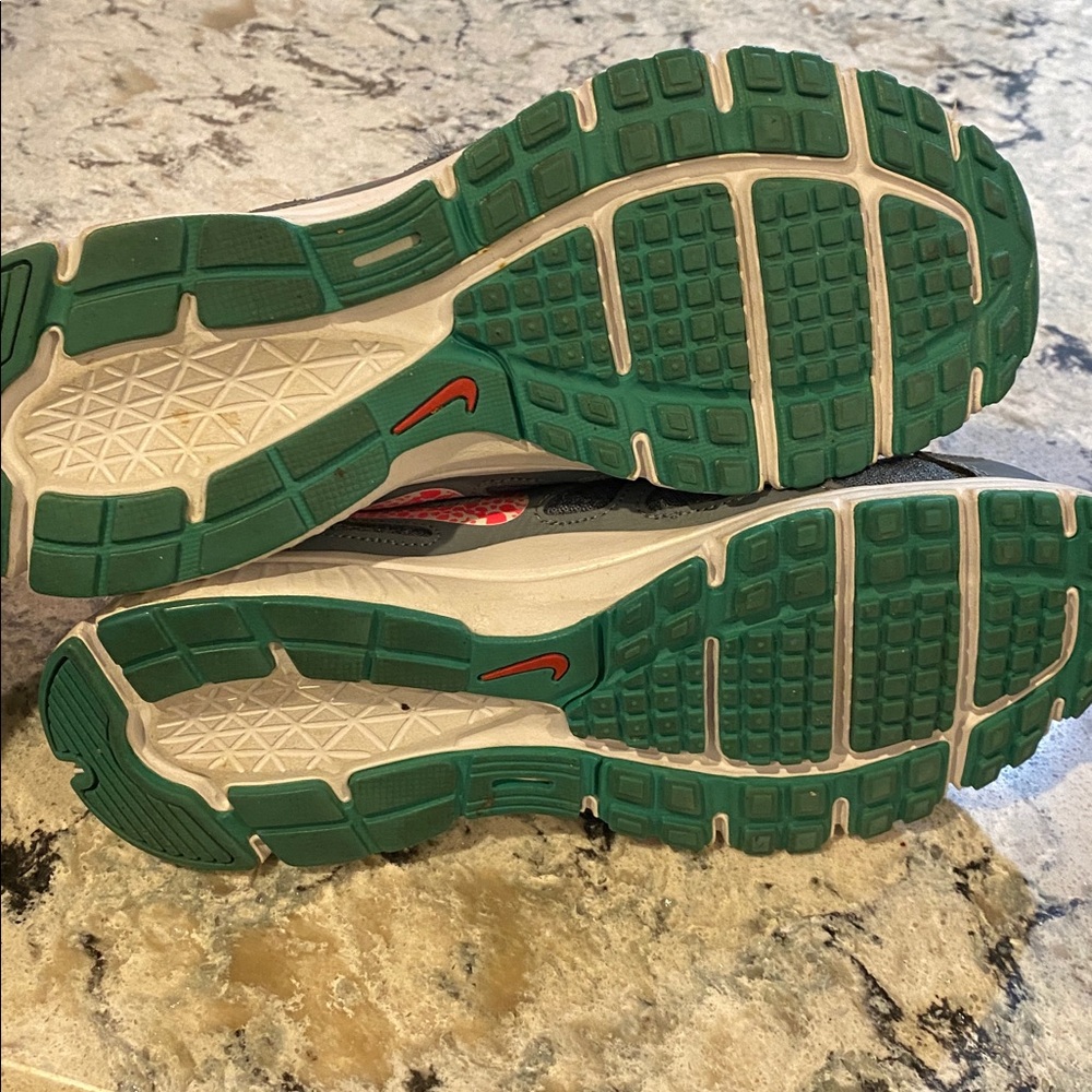 NIKE. Tennis shoes. - Picture 6 of 7